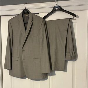 Elegant Men's Gray Suit